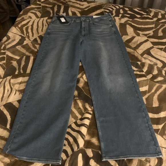Rag & Bone
Women's Ultra Stretch
Lori Mid-Rise
Medium Wash
Wide Leg Jean 31 - Picture 10 of 13